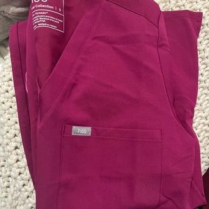 FIGS single pocket top and kade bottoms. Fuschia set